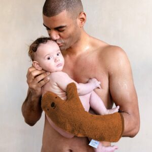 Douchen met je baby Baby Shower Glove in gebruik caramel