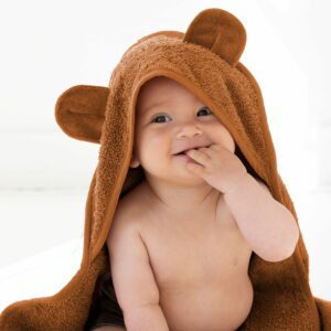 Baby in handsfree badcape caramel