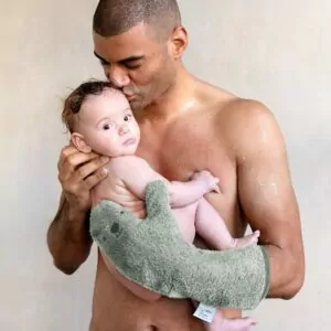 baby shower glove olive in gebruik