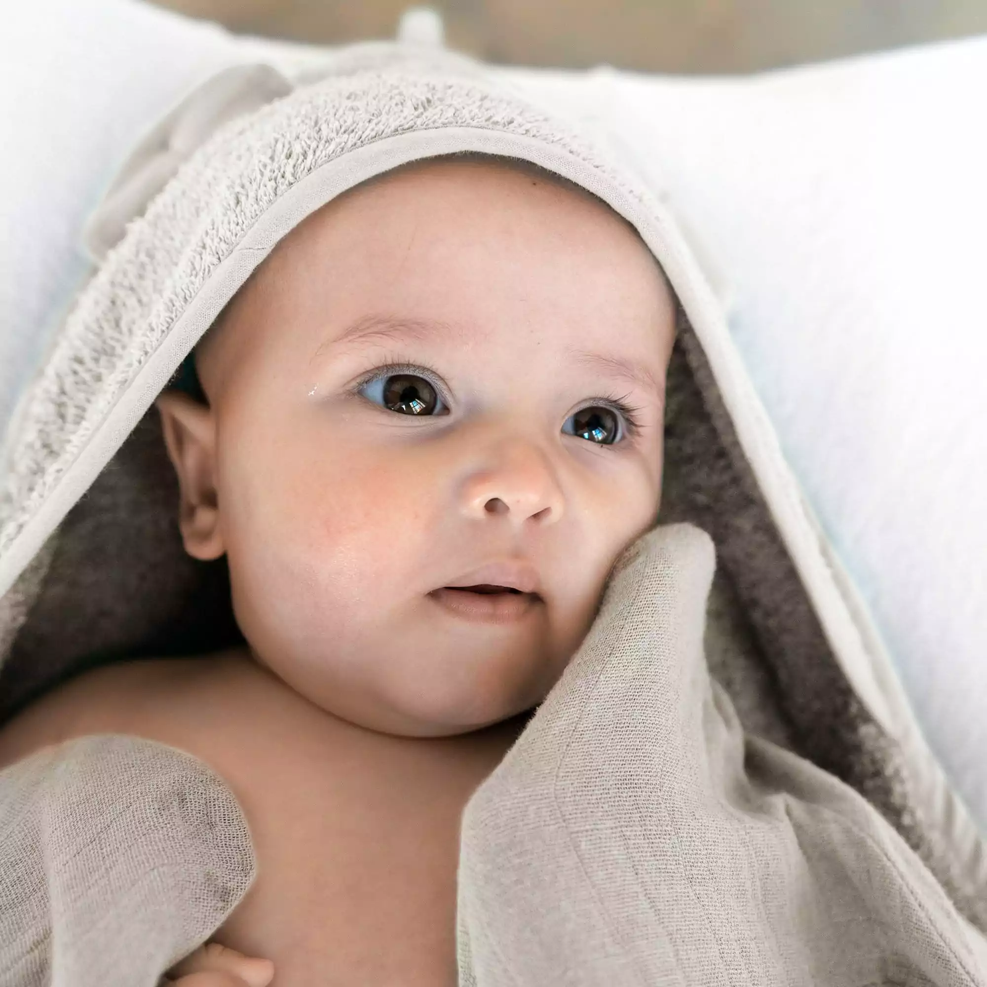 NiftyListings2024-2in1badcape-Vanilla04-02-lowres 2-in-1 badcape vanille close up