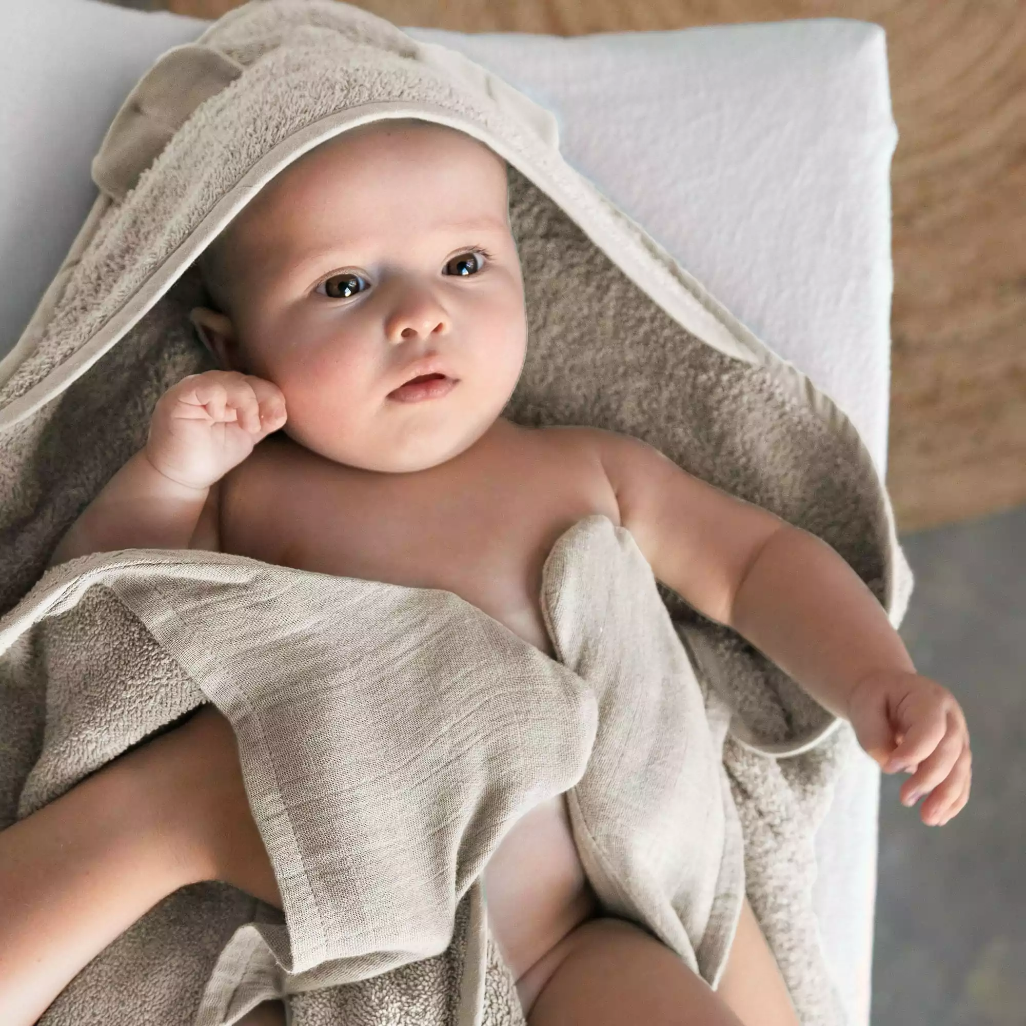 NiftyListings2024-2in1badcape-Vanilla06-02-lowres 2-in-1 badcape vanille in gebruik